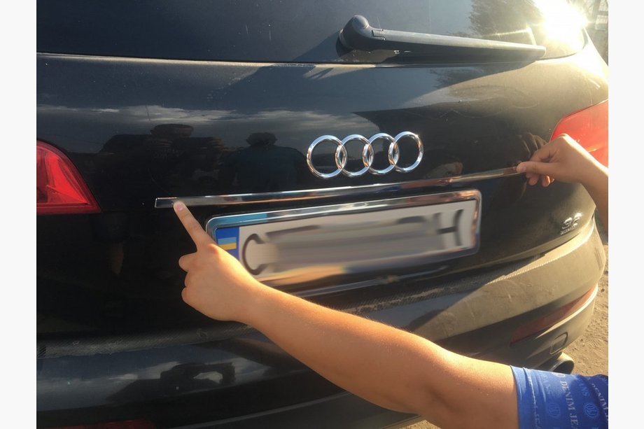 Audi Q7 2005–2015 Chromen sierlijst boven kenteken Carmos (RVS) Image