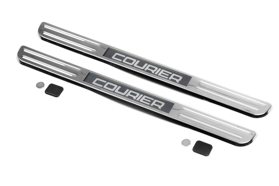 Ford Courier 2014–2023 RVS instaplijsten met LED-verlichting (2 stuks) Image