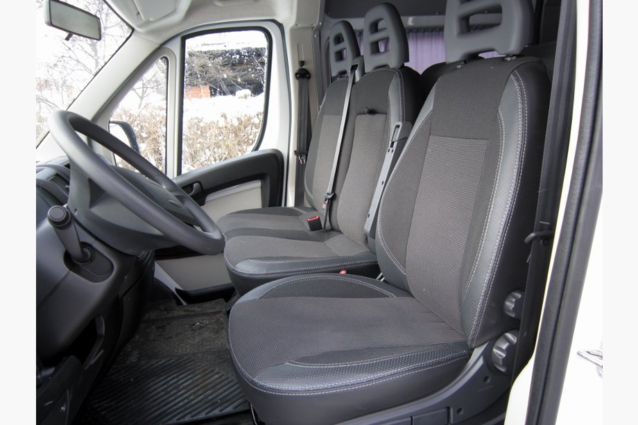 Renault Trafic 2015– Autostoelhoezen (stof + kunstleer, Premium) Voorstoelen (2+1) Image