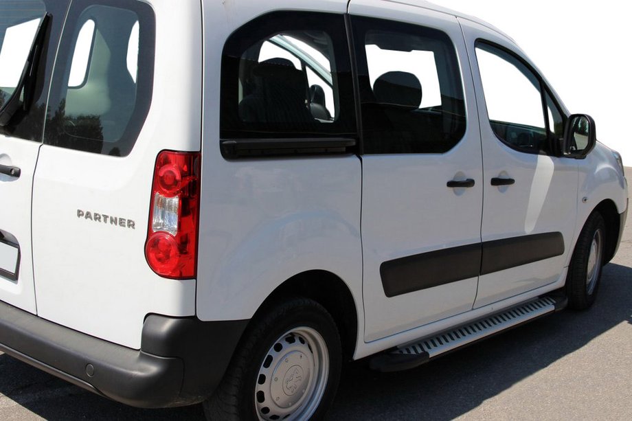 Peugeot Partner Tepee 2008–2018 Line side steps (set van 2, aluminium) Image