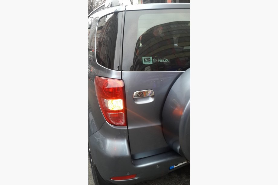 Daihatsu Terios 2006–2017 RVS afdekking voor achterklep-openingsgreep Foto 2