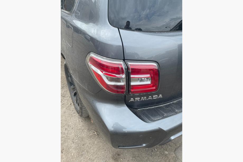 Nissan Patrol Y62 2010–2024 Originele LED-achterlichten (set, gebruikt, bouwjaar 2019) Image