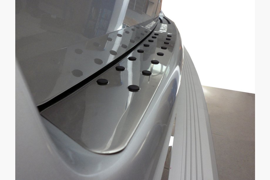 Volkswagen T5 Multivan 2003–2010 Achterbumper beschermlijst met zwarte inserts (RVS) Image