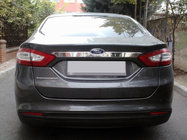 Ford Fusion 2012–2020 Chromen sierlijst boven de kentekenplaat (RVS) foto 1
