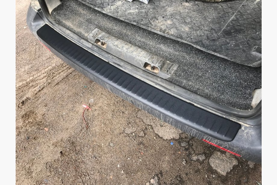 Volkswagen T5 Caravelle 2004–2010 Achterbumperbeschermer met opstaande rand (ABS-kunststof) Mat Foto 2