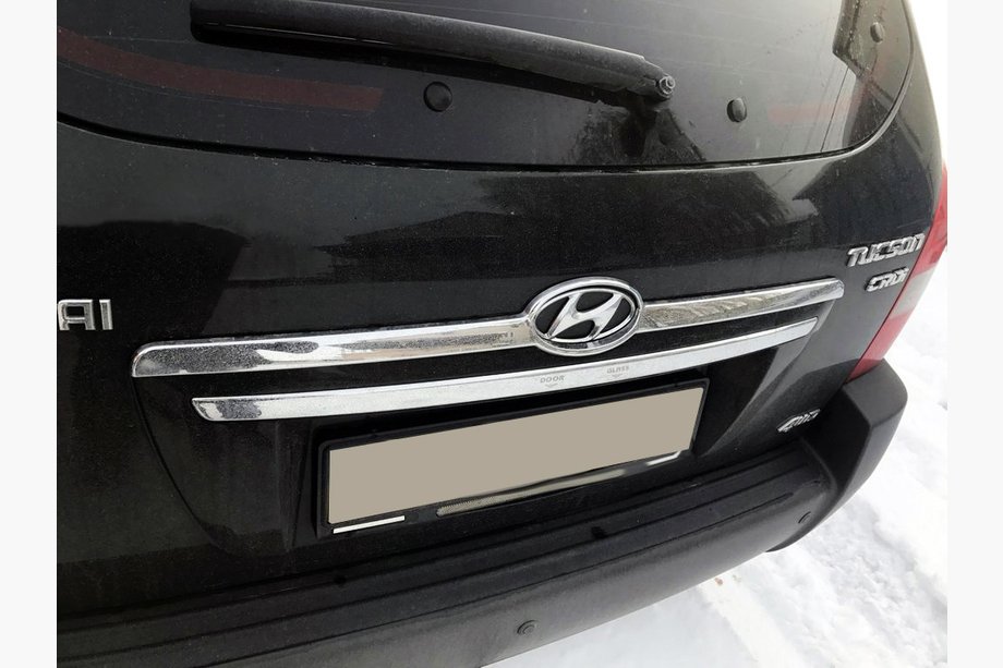 Hyundai Tucson JM 2004– Afdekstrip boven kentekenplaat (kunststof) Image