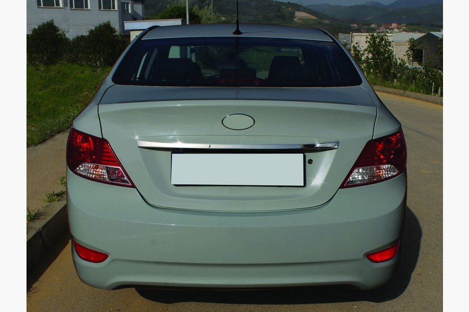 Hyundai Accent 2011–2017 Sierlijst boven kentekenplaat (RVS) OmsaLine - Italiaans roestvrij staal Image