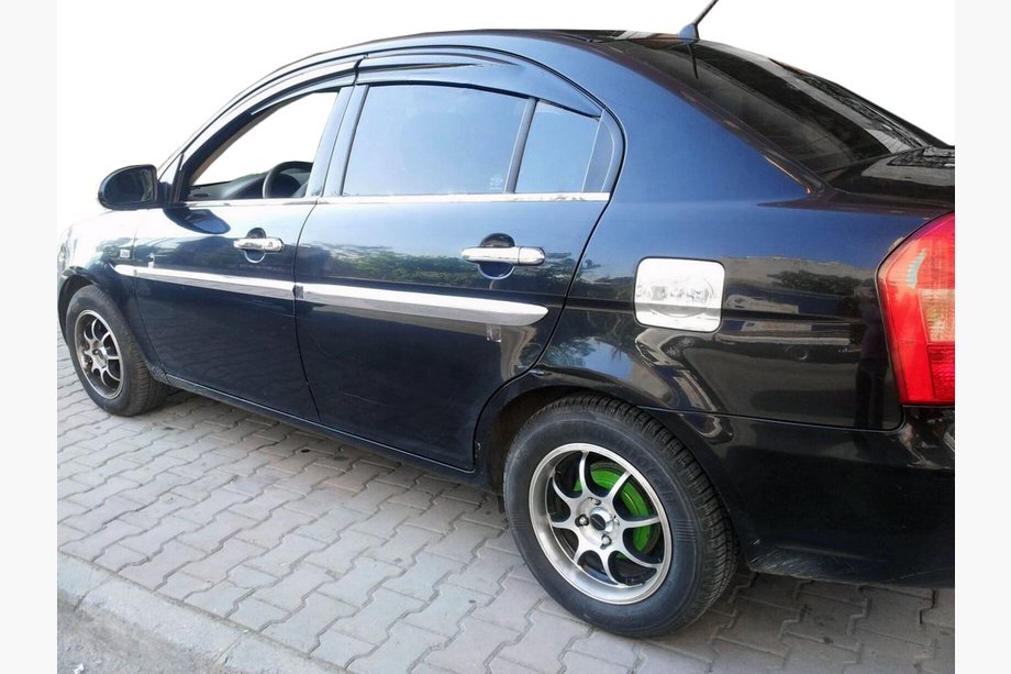 Hyundai Accent 2006–2010 Buiten raamomlijsting set (4-delig, RVS) Carmos - Turks staal Image