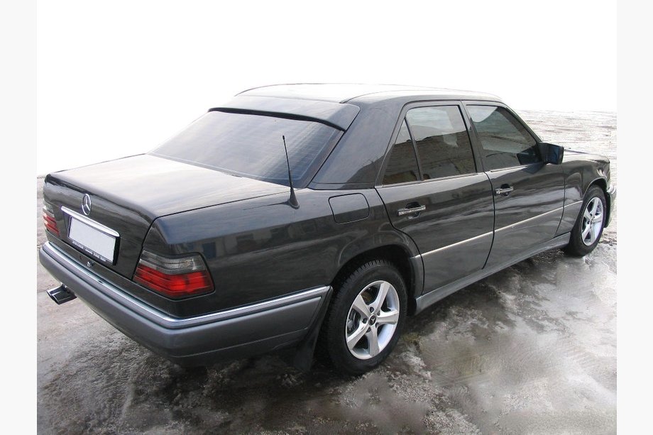 Mercedes E-class W124 1984–1997 Achterlichtblende (glasvezel, spuitklaar) Image