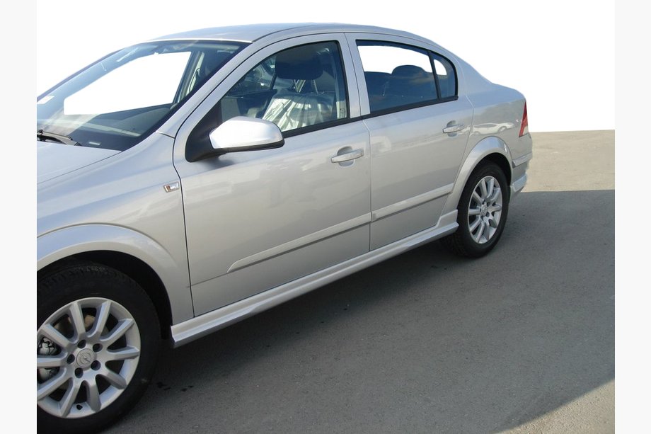 Opel Astra H 2004–2013 Sideskirts Sedan (spuitklaar) Image