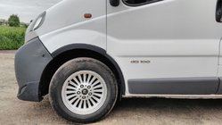 Renault Trafic 2001–2015 Wielkastlijsten (4 stuks, zwart) 2001-2007, zwart metaal, voor + achter foto 4