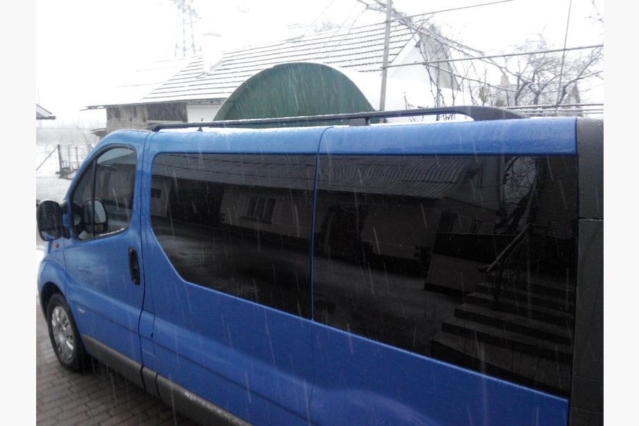 Opel Vivaro 2001–2015 Zwarte dakrails Korte versie, kunststof voetsteunen Foto 7