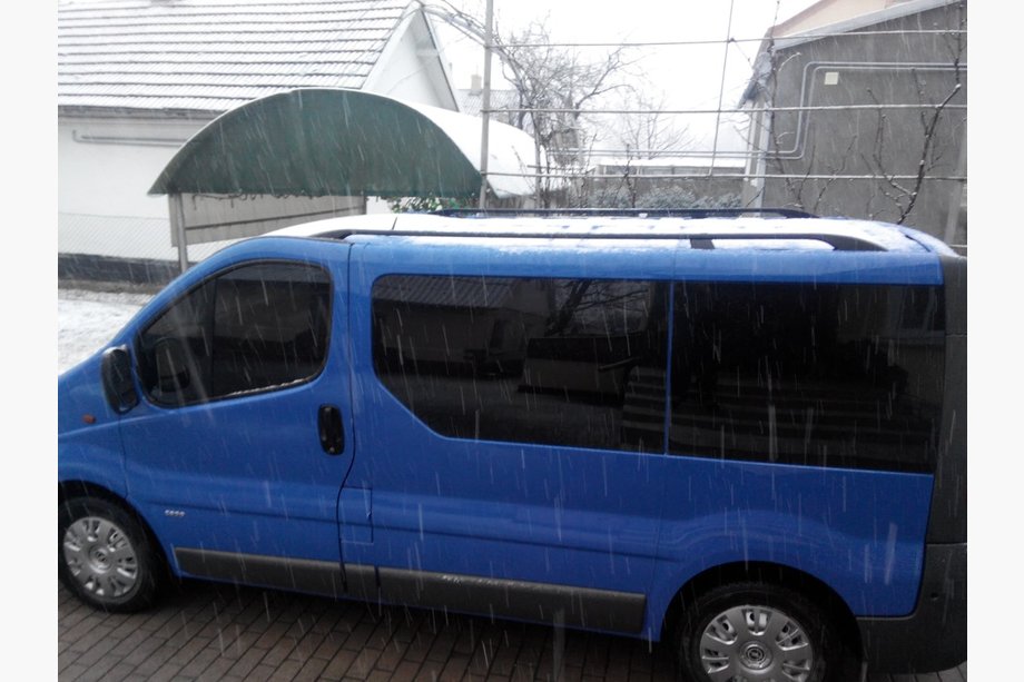 Opel Vivaro 2001–2015 Zwarte dakrails Korte versie, kunststof voetsteunen Foto 5