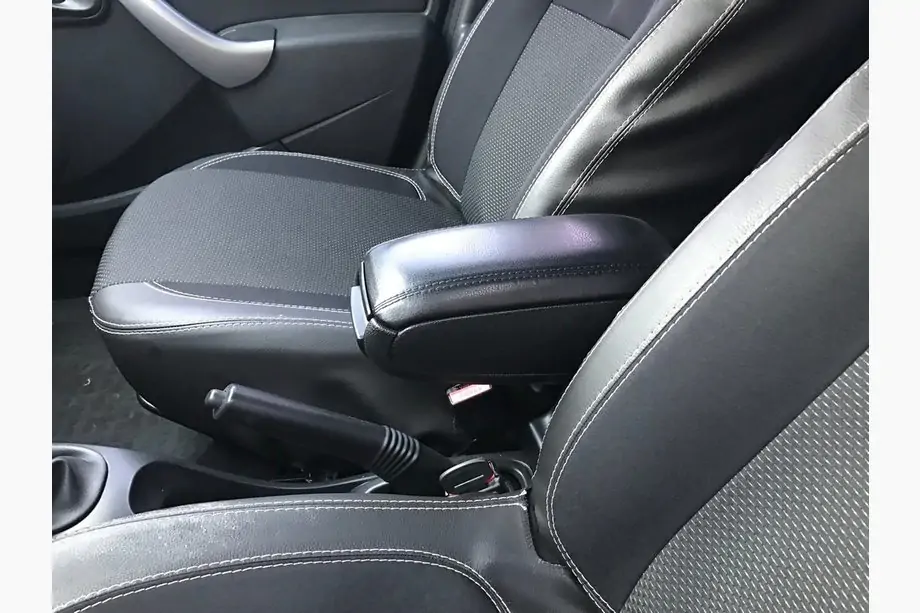Renault Duster 2008–2017 Armsteun voor in de bekerhouder Foto 2