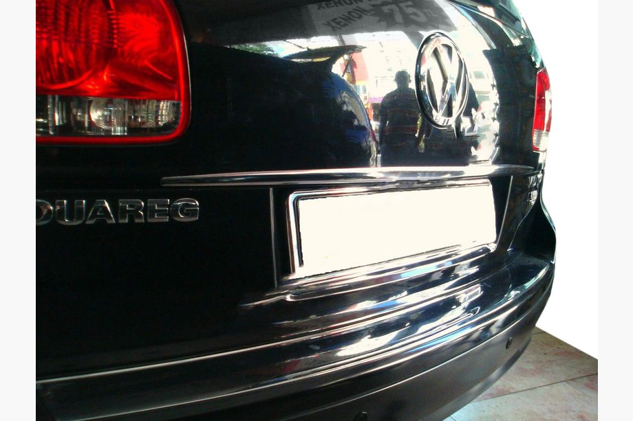 Volkswagen Touareg 2002–2010 Chromen sierlijst boven de kentekenplaat (RVS) Image