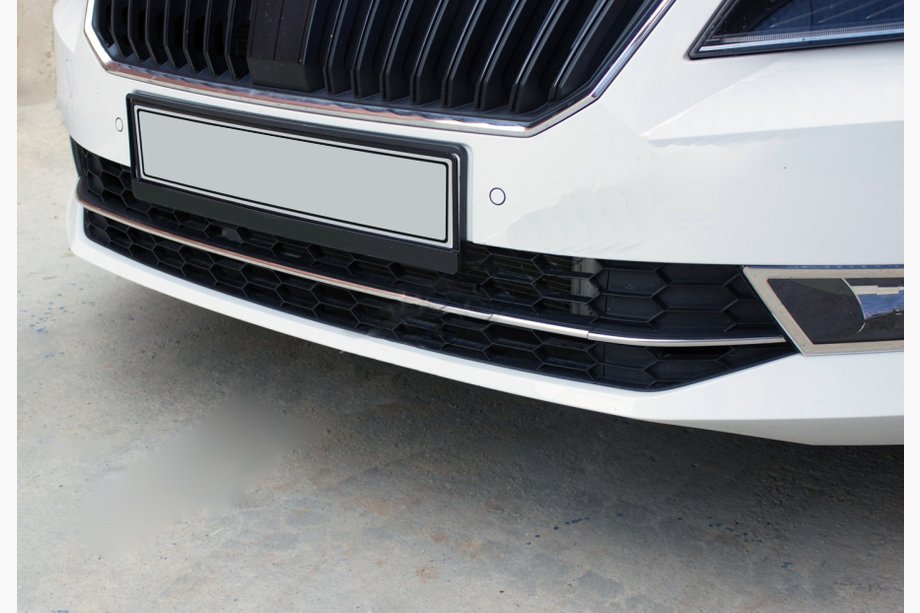 Skoda Superb 2015–2024 AFGEPRIJSD! OmsaLine sierlijsten voor voorbumper (3-delig, RVS) Image