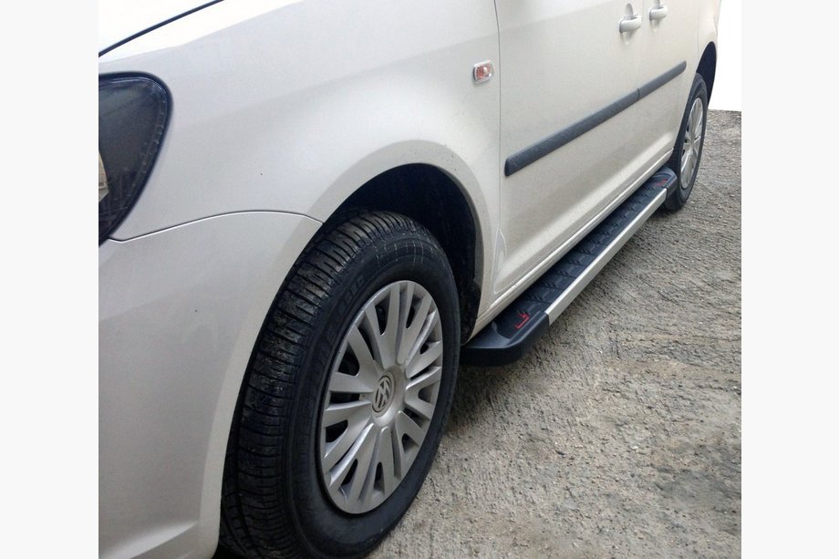 Volkswagen Caddy 2004–2010 Zijtreden Red-style (2 stuks, aluminium) Image