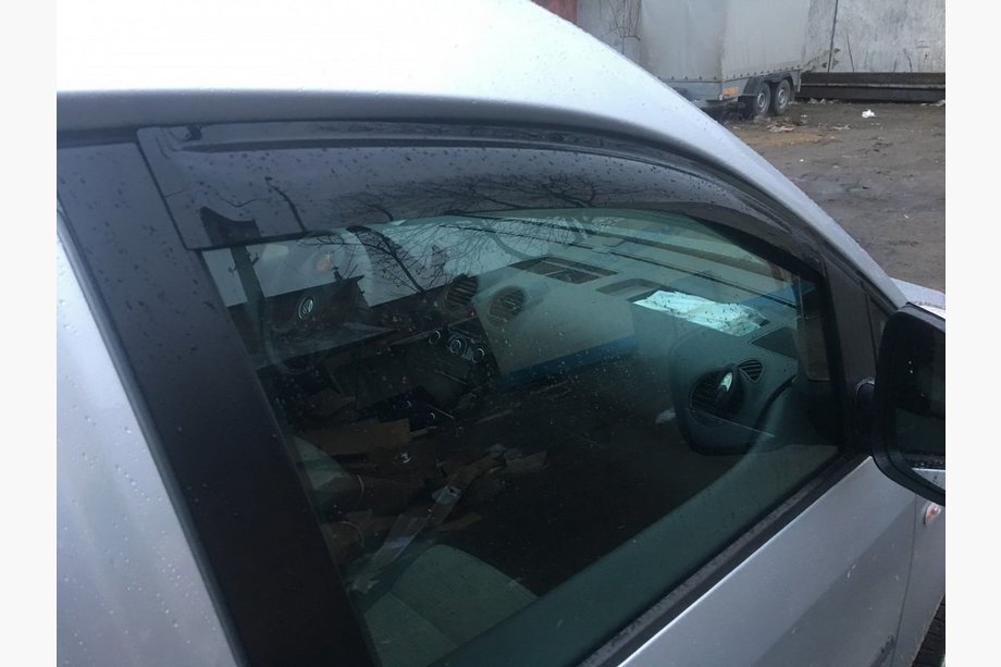 Volkswagen Caddy 2004–2010 Raamwindschermen (2 stuks, Niken) Foto 2