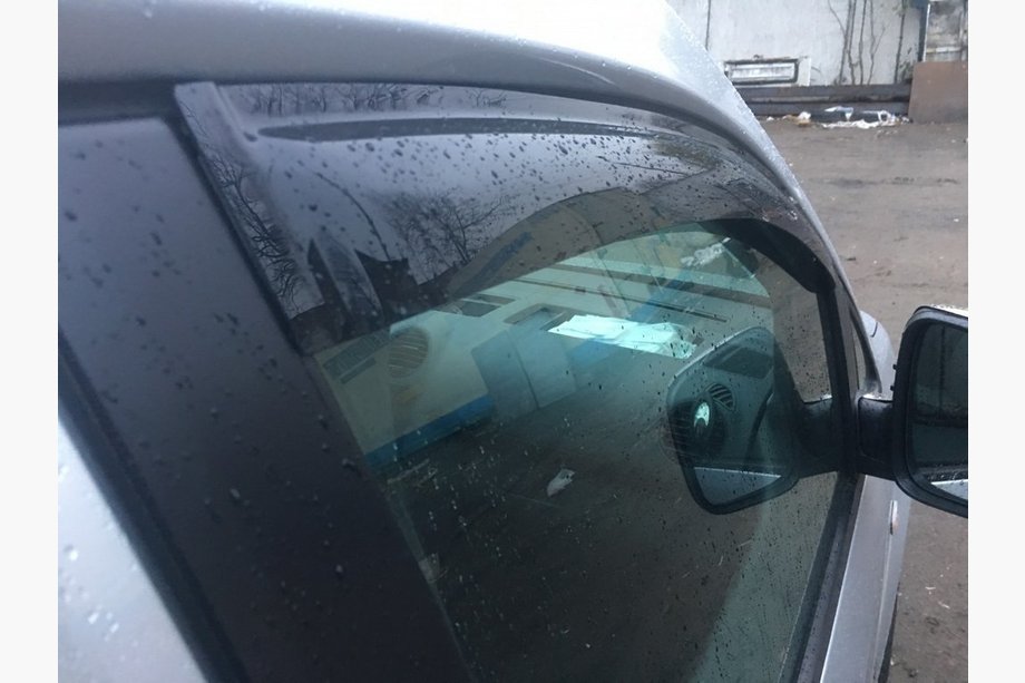 Volkswagen Caddy 2004–2010 Raamwindschermen (2 stuks, Niken) Foto 3