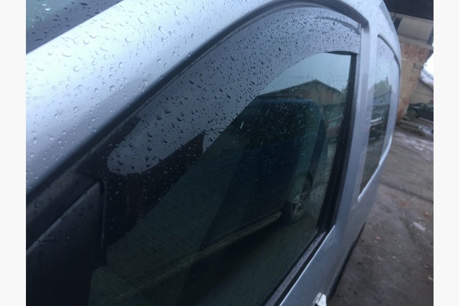 Volkswagen Caddy 2004–2010 Raamwindschermen (2 stuks, Niken) Foto 5
