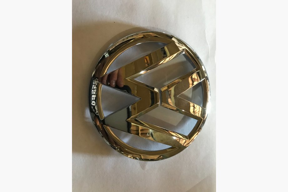 Volkswagen Passat B8 2015–2023 Voorembleem (bovenste deel, origineel) Image
