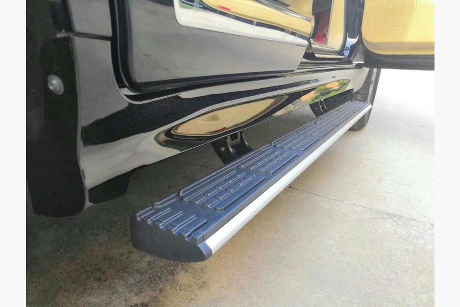 Toyota Land Cruiser 200 2007–2021 Automatische uitschuifbare side steps (set van 2, aluminium) Image