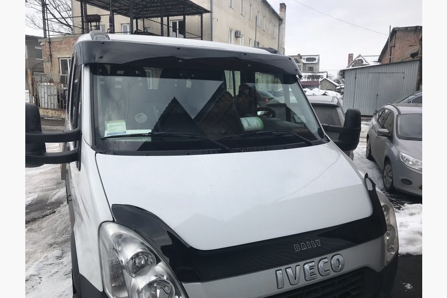 Iveco Daily 2006–2014 Voorruit vizier V1 (zwart hoogglans, 5 mm) Image