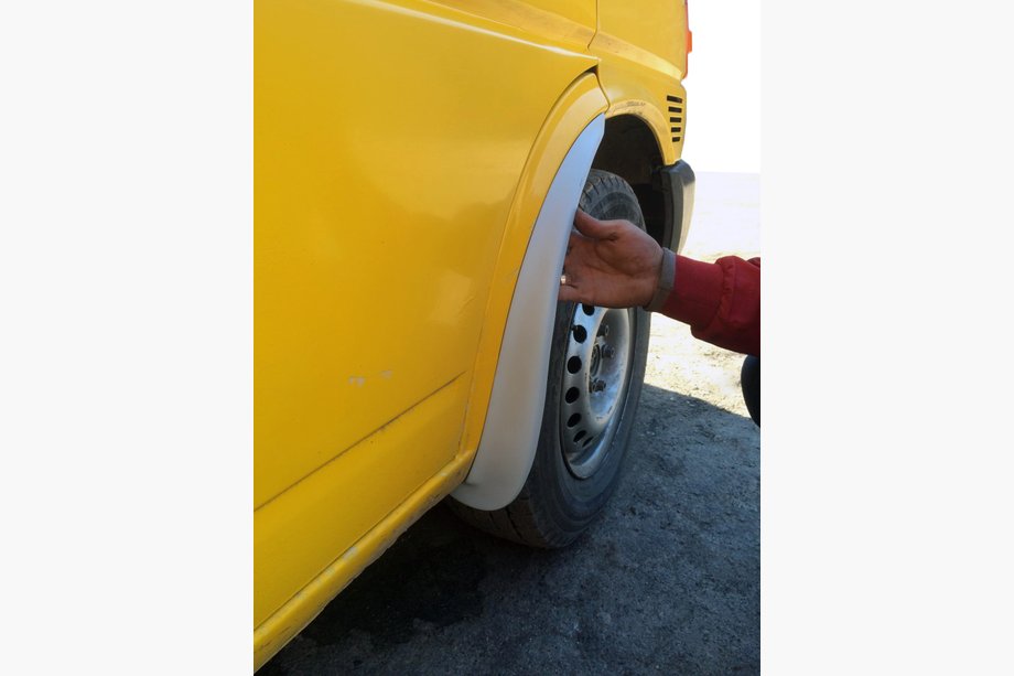Volkswagen T4 Caravelle/Multivan 1990–2003 Modelspecifieke voorste spatlappen (set van 2, glasvezel) Foto 1