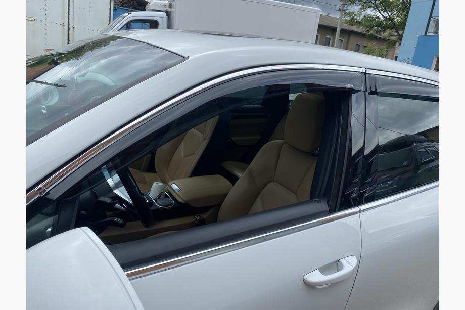 Porsche Cayenne 2010–2017 Raamdeflectoren met chromen sierstrip (4 stuks, HIC) Image