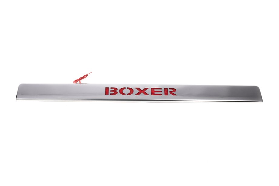 Peugeot Boxer 2006–2025 Chromelijst boven de kentekenplaat met rode LED (RVS) Foto 2