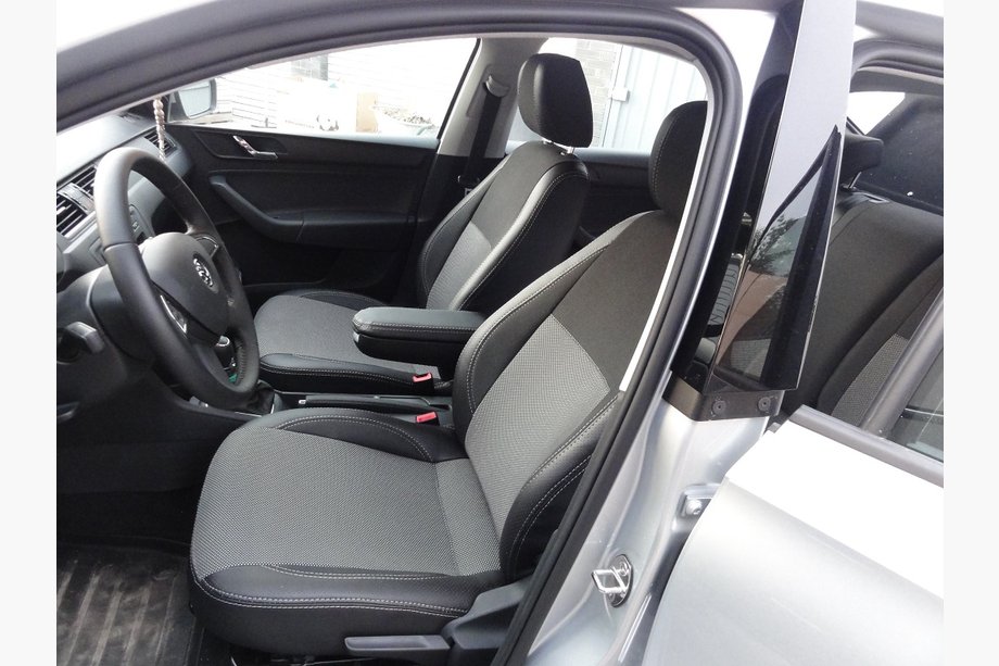 Skoda Rapid 2012–2019 Autostoelhoezen SoyuzAuto Premium van kunstleer Image