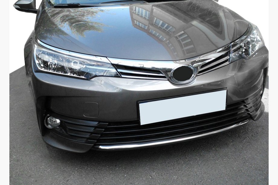 Toyota Corolla 2013–2019 RVS bumperrooster sierstrip (2017-2019) Image