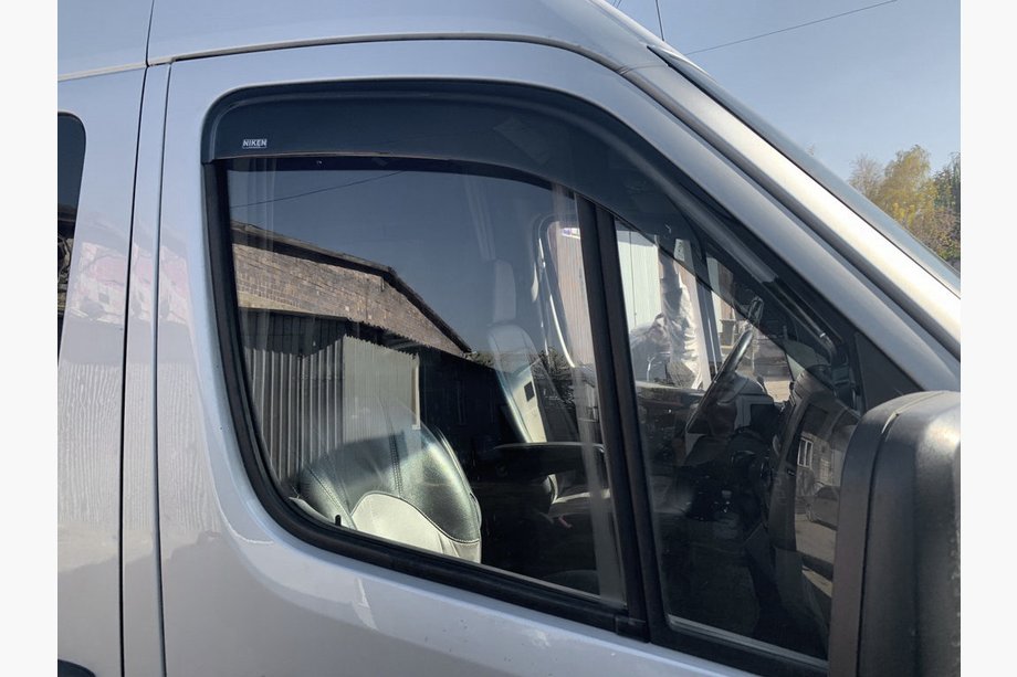Mercedes Sprinter W906 2006–2018 Zelfklevende raamdeflectoren (2 stuks, Niken) Image