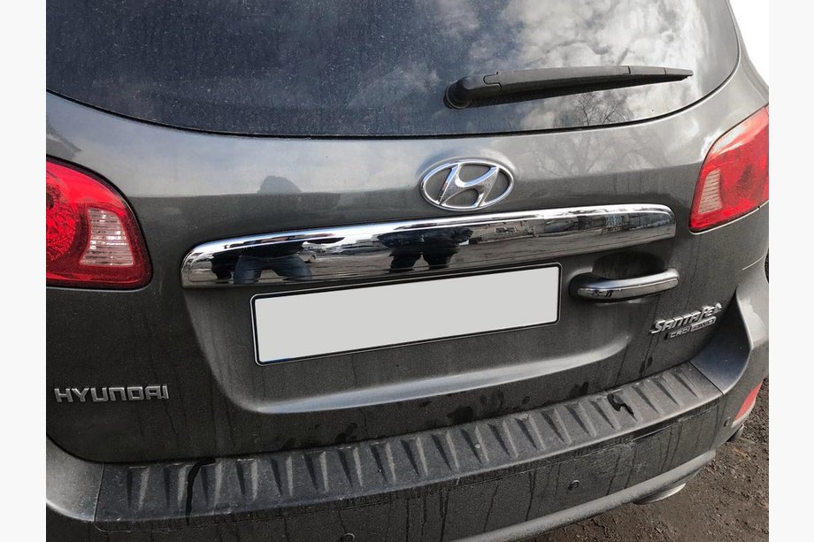 Hyundai Santa Fe 2 2006–2012 RVS sierstrip boven kentekenplaat Image