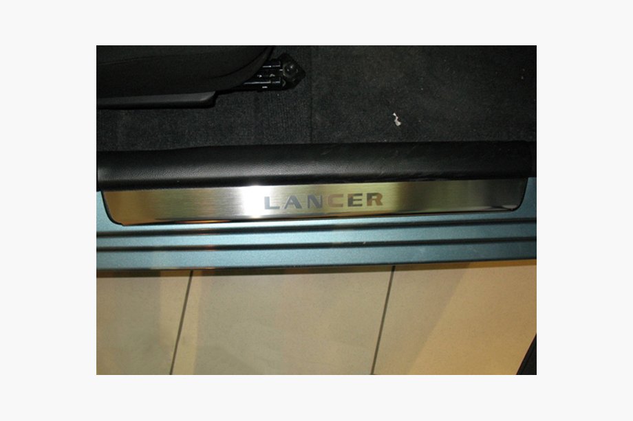 Mitsubishi Lancer 9 2004–2008 Nataniko RVS dorpellijsten (set van 4) Nataniko premium dorpellijsten (set van 4, RVS) Image