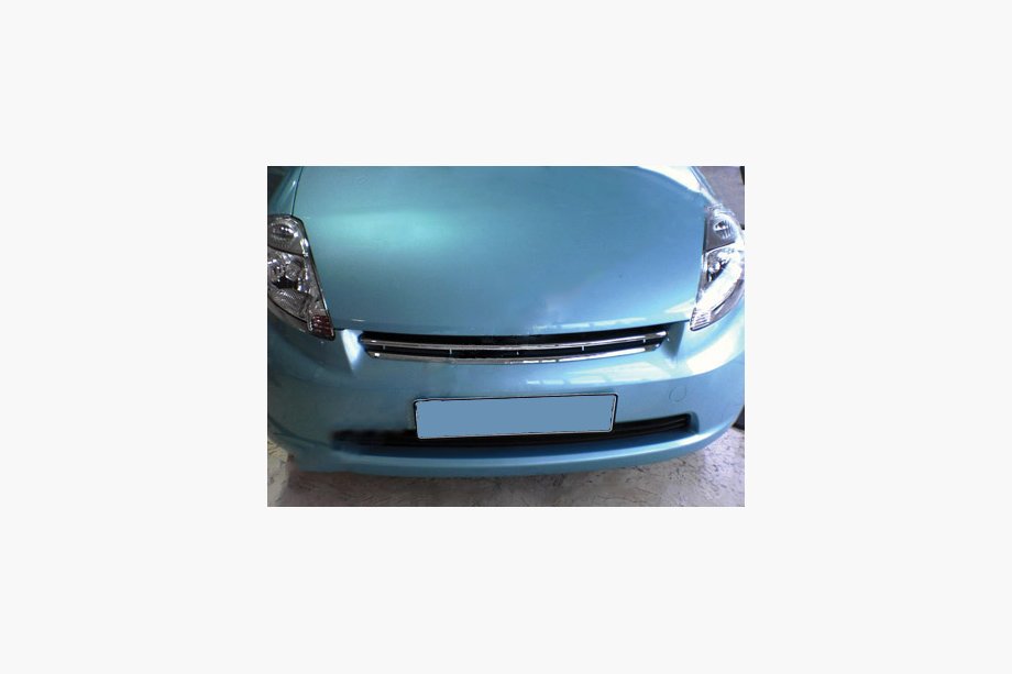 Daihatsu Sirion 2005–2015 RVS sierstrip voor radiatorgrille Foto 1