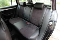 Skoda Octavia III A7 2013–2019 Autostoelhoezen eco-leer+stof+Alcantara Antara A001 (complete set, volledig interieur) foto 2