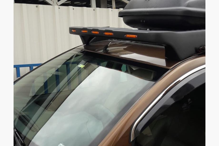 Dacia Duster 2008–2018 Voorruit zonneklep V1 (LED, mat zwart) Foto 1