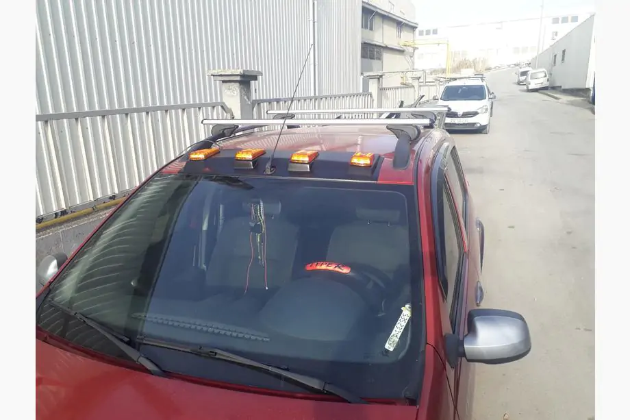 Dacia Sandero 2007–2013 Zonneklep voor voorruit (LED, mat zwart) Foto 1