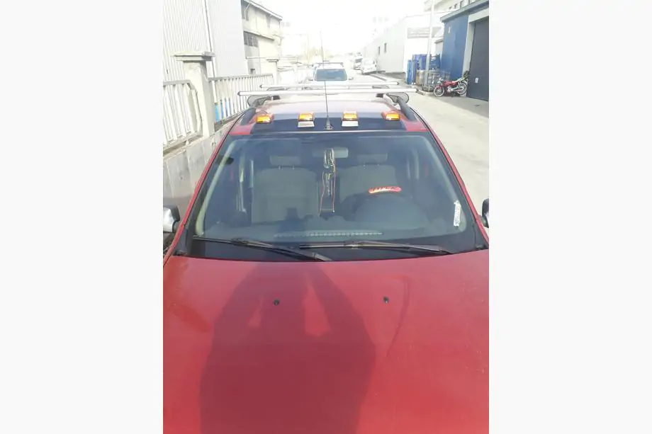 Dacia Sandero 2007–2013 Zonneklep voor voorruit (LED, mat zwart) Foto 3
