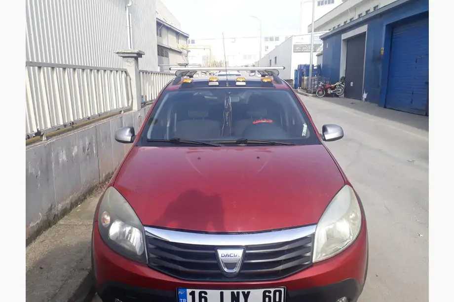Dacia Sandero 2007–2013 Zonneklep voor voorruit (LED, mat zwart) Foto 2