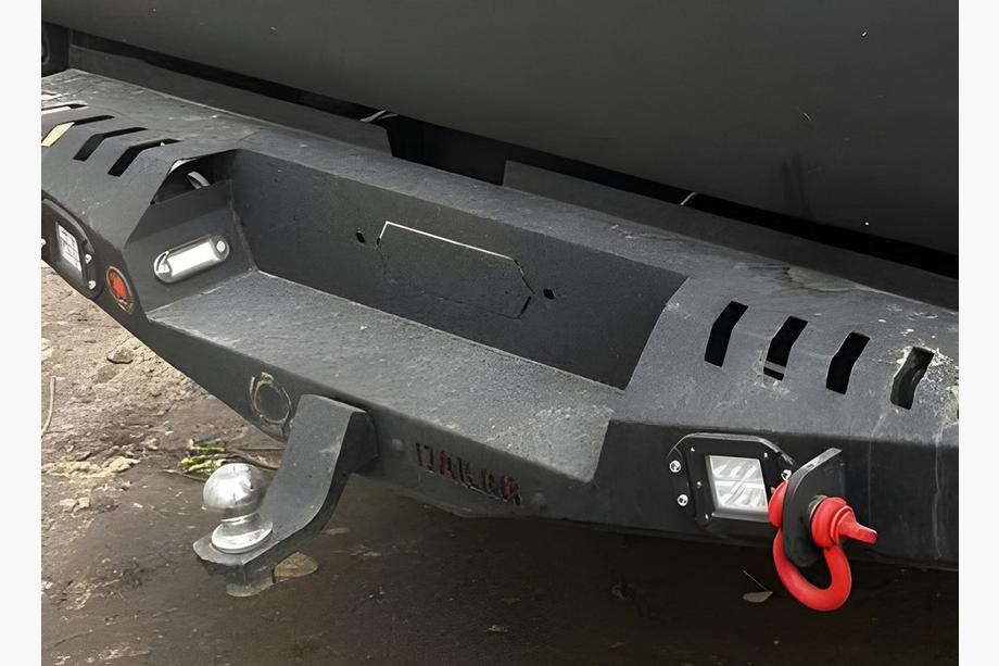 Toyota Hilux 2006–2015 Trekhaak voor Dakar-bumper Foto 1