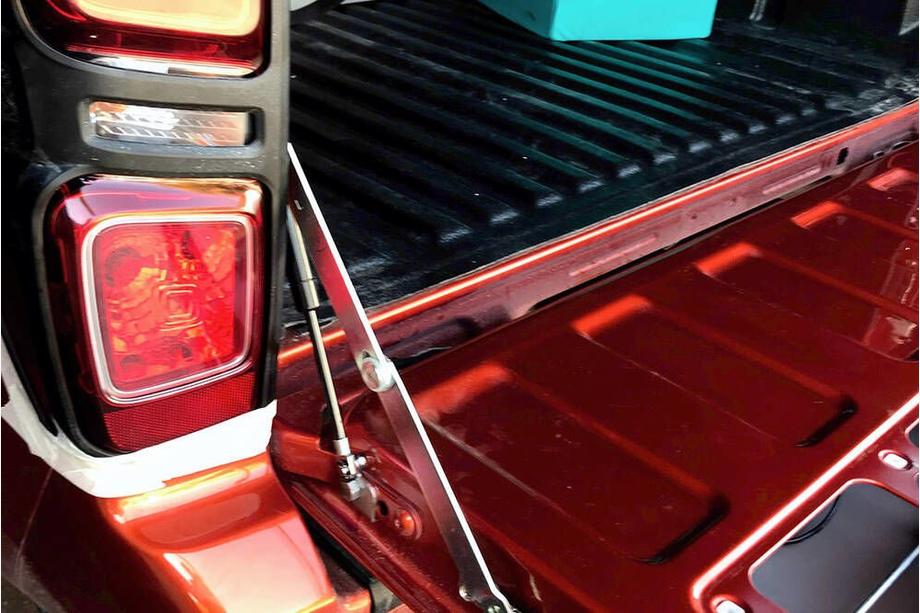 Isuzu D-Max 2019– Gasveren achterklep Image