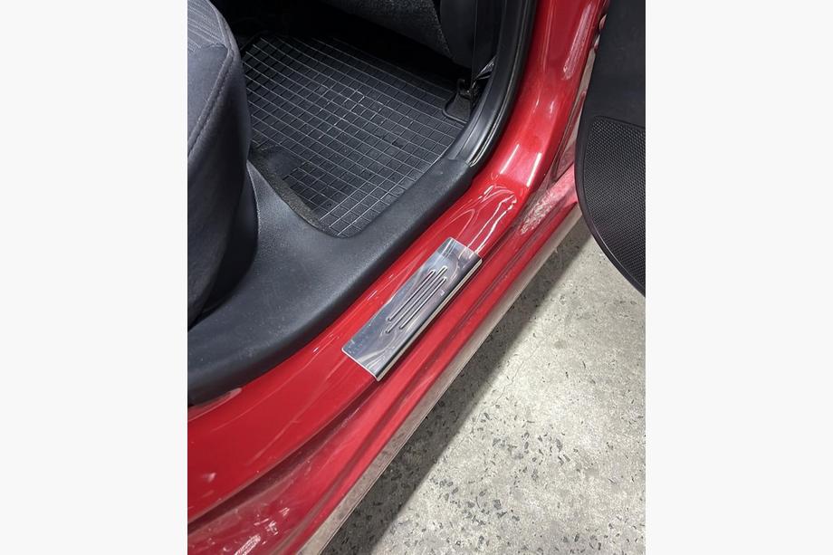Hyundai Accent 2011–2017 Instaplijsten Carmos Blue V2 (set van 4, RVS) Foto 4