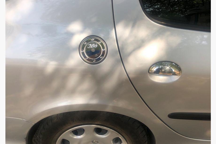 Peugeot 206 1998–2024 RVS afdekking voor tankklep Foto 2