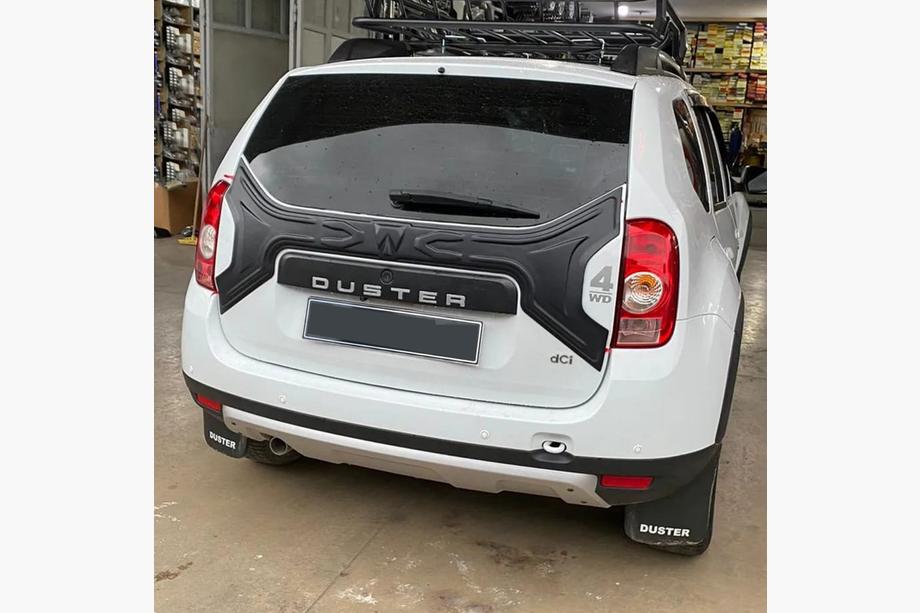 Dacia Duster 2008–2018 Kunststof sierlijst voor kofferklep Image