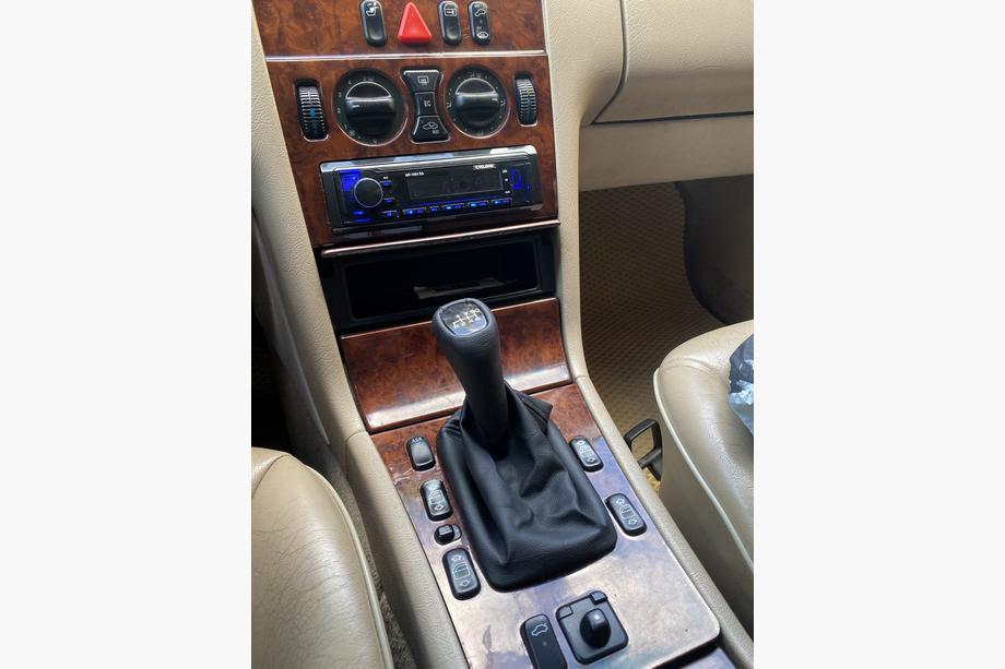 Mercedes E-class W210 1995–2002 Mercedes W210 versnellingspookknop en pookhoes met frame (6 versnellingen) Foto 2