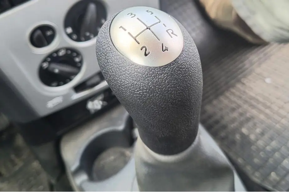 Renault Logan I 2005–2008 Versnellingspookknop 8200079112 (zwart met chroom) Image