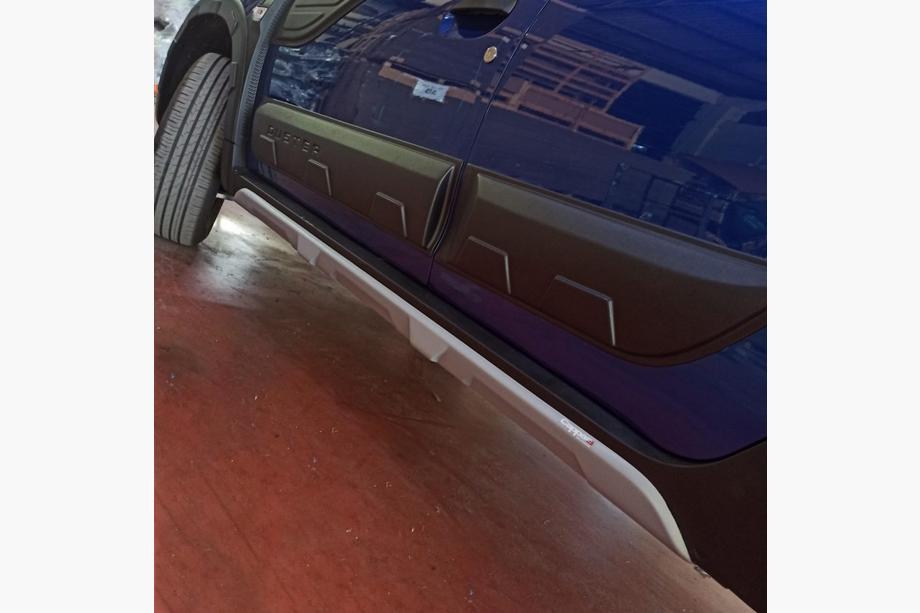 Dacia Duster 2018–2024 EuroCap dorpelranden/side skirts (2 stuks, grijs) Foto 1