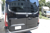 Mercedes Sprinter W907/W910 2018– Achterruit sierlijst V-2 Carmos (2 stuks, RVS) foto 5